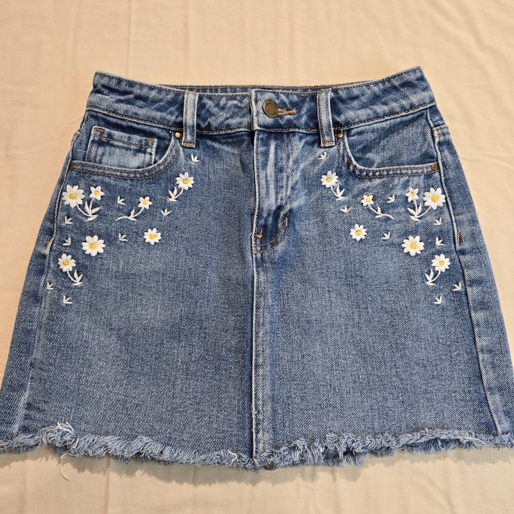 Lottie Moss Daisy Embroidered Blue Denim Miniskirt Frayed Hem Sz 23 - Picture 1 of 9